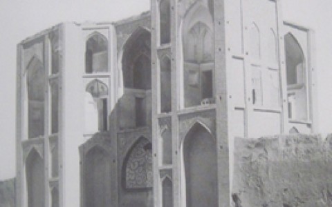 عمارتی که شباهت بسیار به سردر قلعه یزداباد معروف به عمارت هشت یا عمارت اعیانی قلعه دارد، محل آن در وسط خیابان امام خمینی امروز مقابل قرض الحسنه جوادالائمه