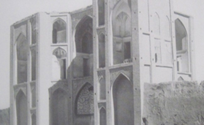 عمارتی که شباهت بسیار به سردر قلعه یزداباد معروف به عمارت هشت یا عمارت اعیانی قلعه دارد، محل آن در وسط خیابان امام خمینی امروز مقابل قرض الحسنه جوادالائمه